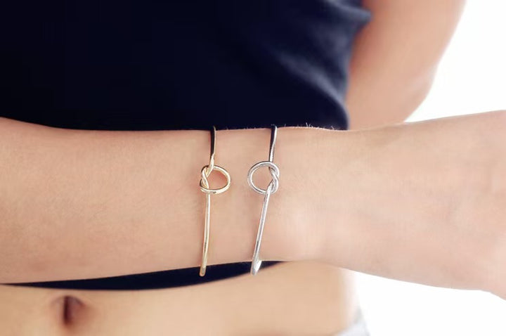 Bracelet jonc plaqué or 14 carats avec nœud d'amour éternel et infini
