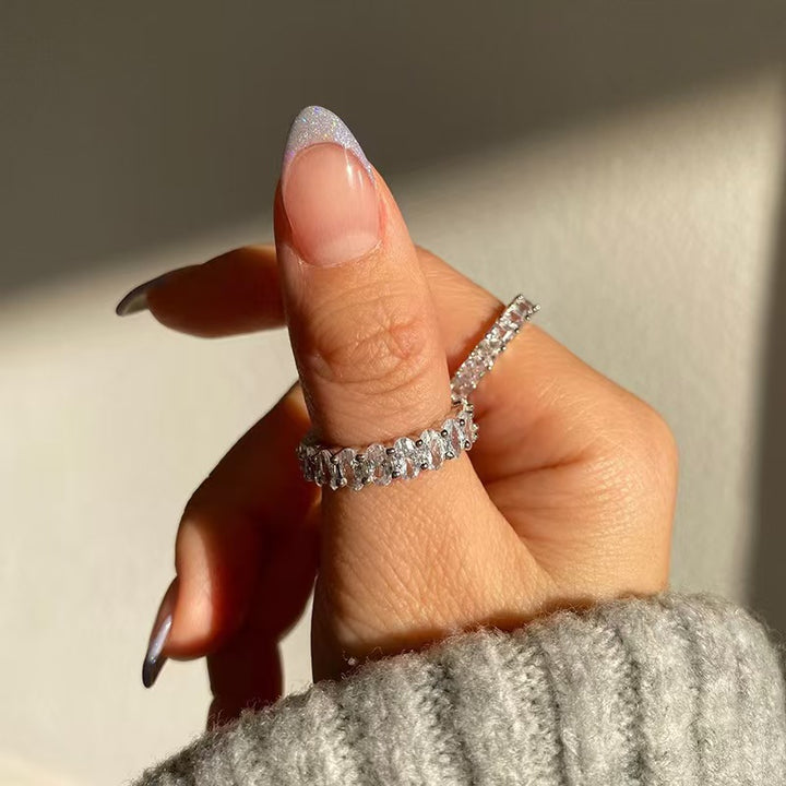 Anillo de oro y plata de lujo con una hilera de circonitas